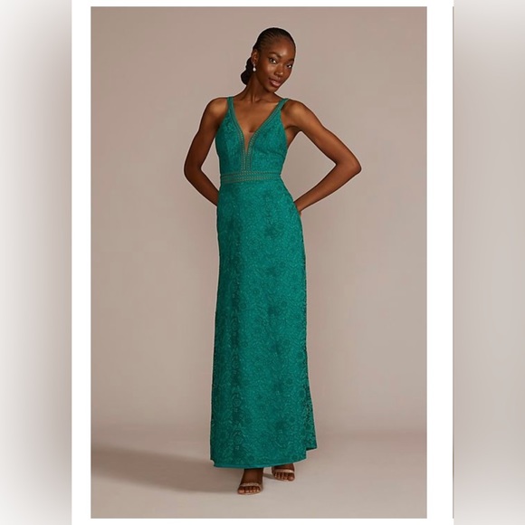 All-over lace illusion plunge gown - Picture 3 of 8